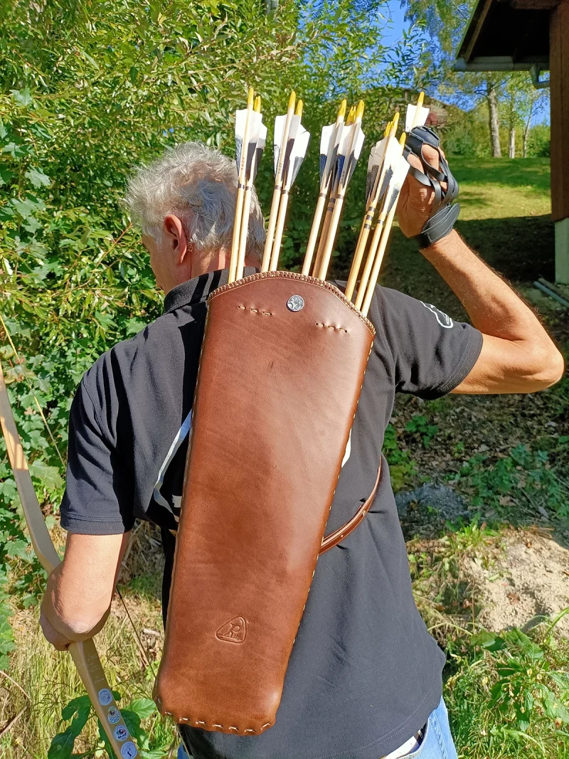 Faretra da spalla scura L indossata