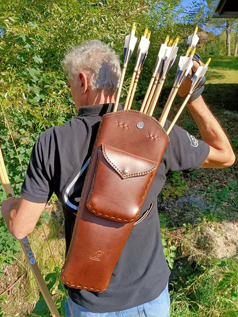 Faretra da spalla scura L indossata
